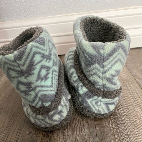 PINK Victoria's Secret 7 Blue Aztec Southwest Print Fuzzy Slippers House Shoes - Picture 6 of 7